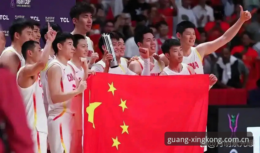 踏光而行平台提现流程 58场国家队比赛,32次首发,7粒进球——这是登贝莱身披法国队战袍十一年的全部产出。作为一名长期关注球员数据的体育科技评测员,我习惯于用数字建立坐标系:同样的技术动作,在巴黎圣日耳曼的系统中产出是A级,到了德尚的战术板上滑落到C级。这不是感觉,是可量化的落差。过去一年更是刺眼——登贝莱被称为“奥斯曼金球奖”得主之后,5场国家队比赛仅入1球,且是在2025年3月底对阵克罗地亚的欧国联比赛中完成的。法国队同期踢了12场,他参加的不到一半。这不是状态起伏,是结构性矛盾。